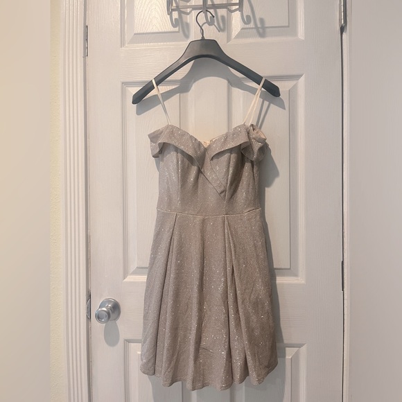 Sparkly knee drift dress, Off shoulder sleeves, round cut, Vneck cross over.👗 - Picture 1 of 3